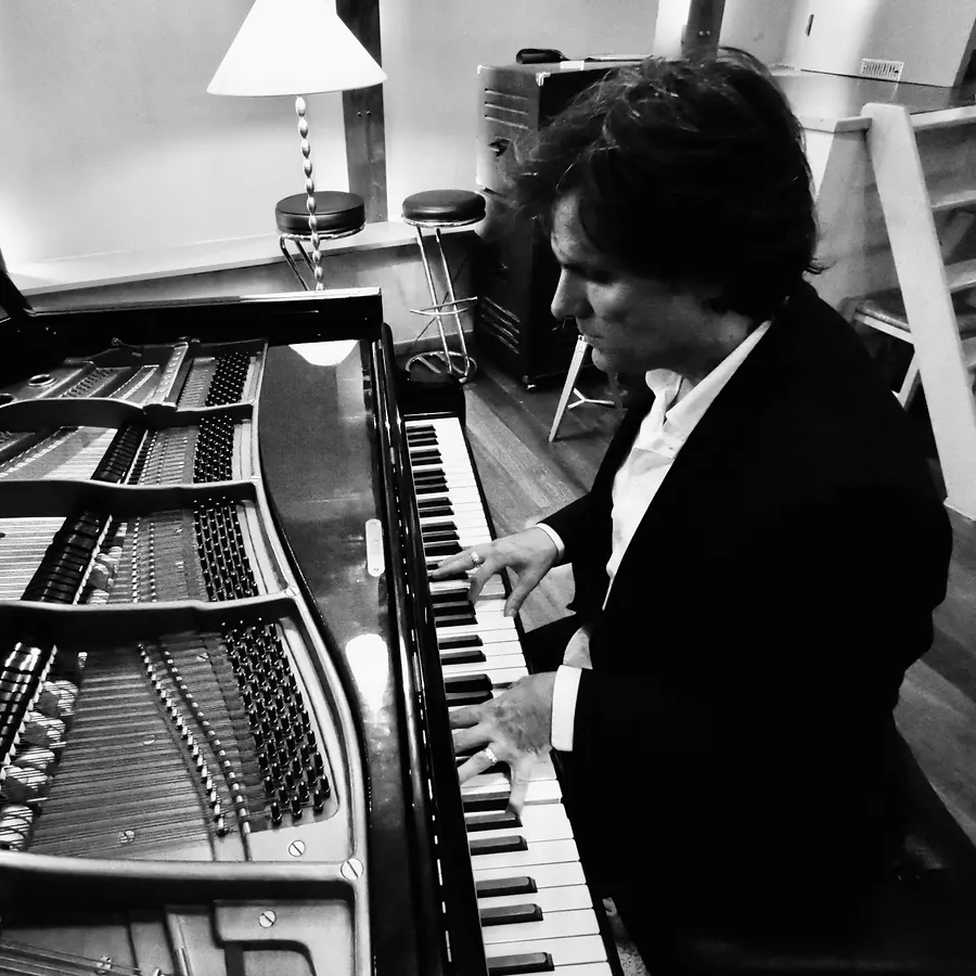 Lionel Fornetti at the piano, black and white